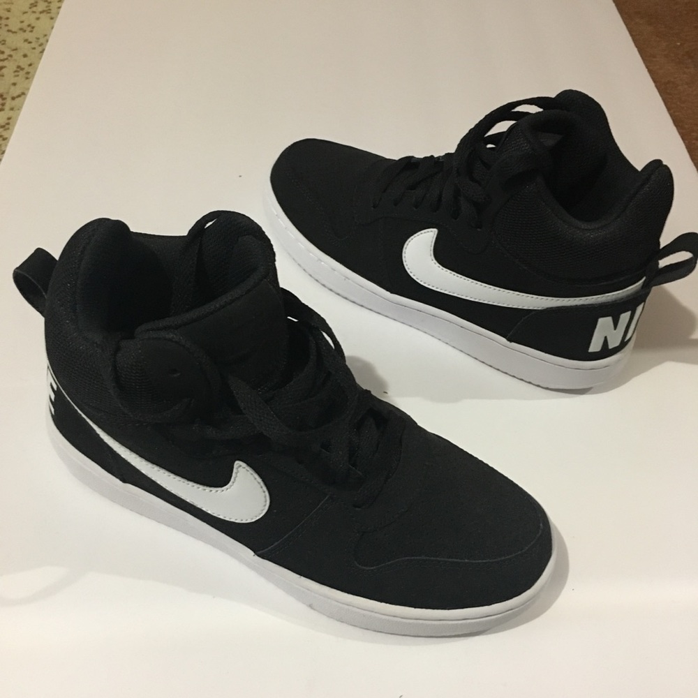 Nike’s hightop sneakers sz 7